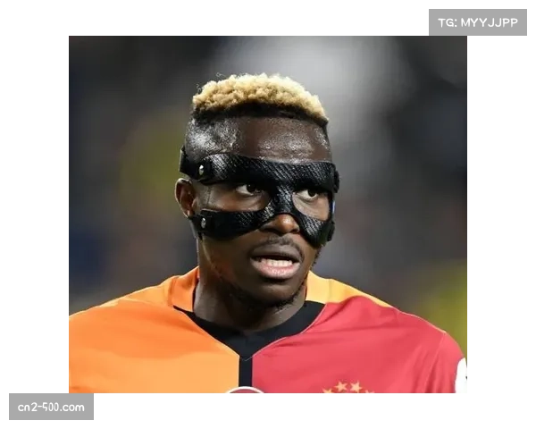 曼联中锋充当支点与牵制，为二列插上打开正面射门角度